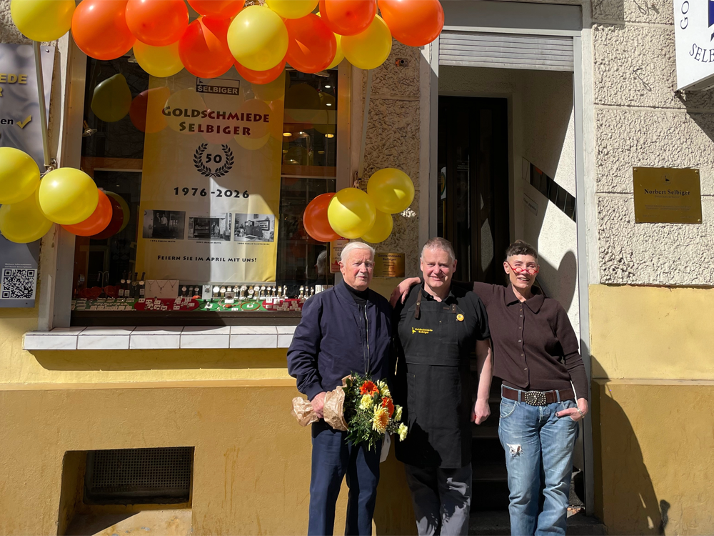 50 Jahre Goldschmiede Selbiger Bild vor dem Ladengeschäft mit Gerhard Selbiger, Norbert Selbiger und Petra Hasse